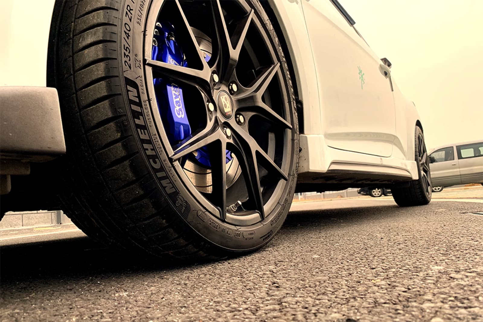 Hyundai Veloster с тормозным комплектом SAVANINI