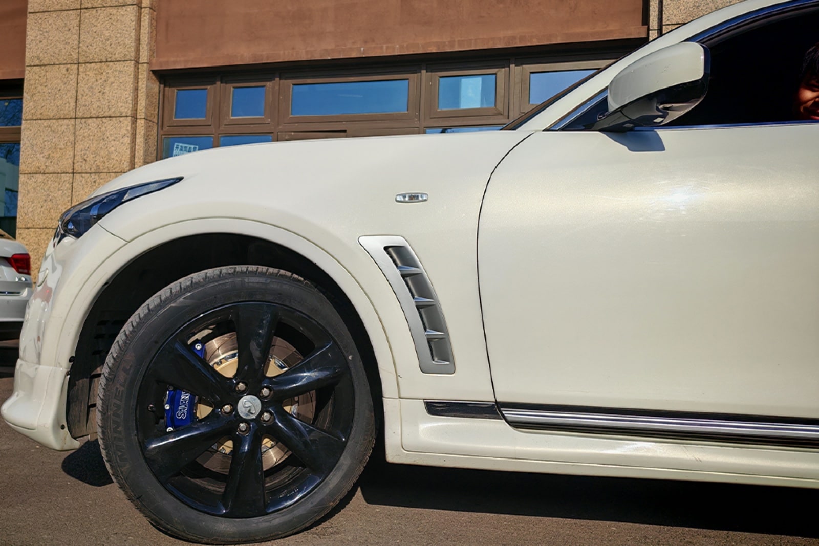 Infiniti FX — установка SAVANINI