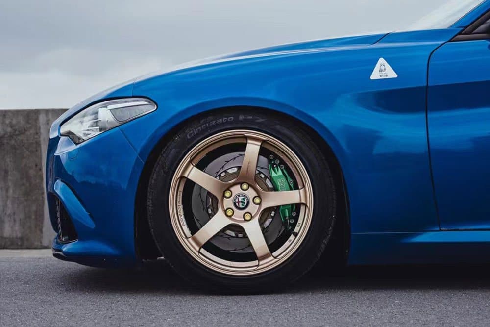 Alfa Romeo Giulia с тормозным комплектом SAVANINI