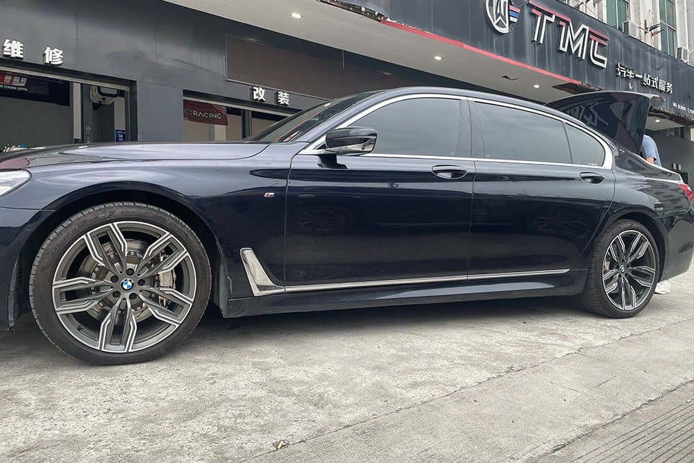 BMW 7 серии с тормозным комплектом SAVANINI