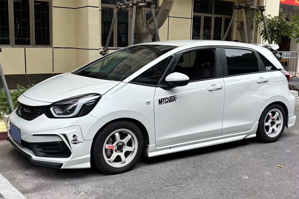 Honda Fit с тормозным комплектом SAVANINI