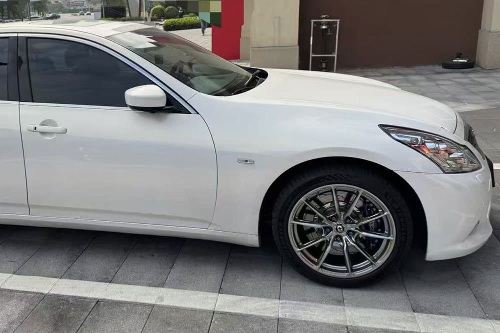 Infiniti G25 с тормозным комплектом SAVANINI