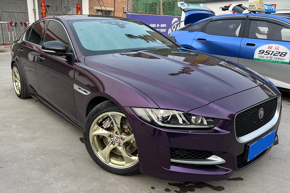 Jaguar XE с тормозным комплектом SAVANINI