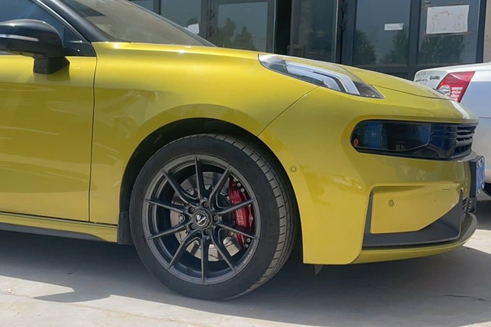Lynk & Co 03 с тормозным комплектом SAVANINI