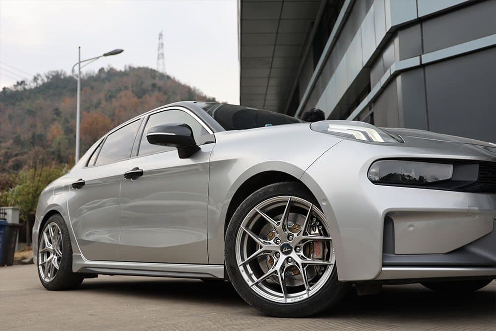 Lynk & Co 03 с тормозным комплектом SAVANINI
