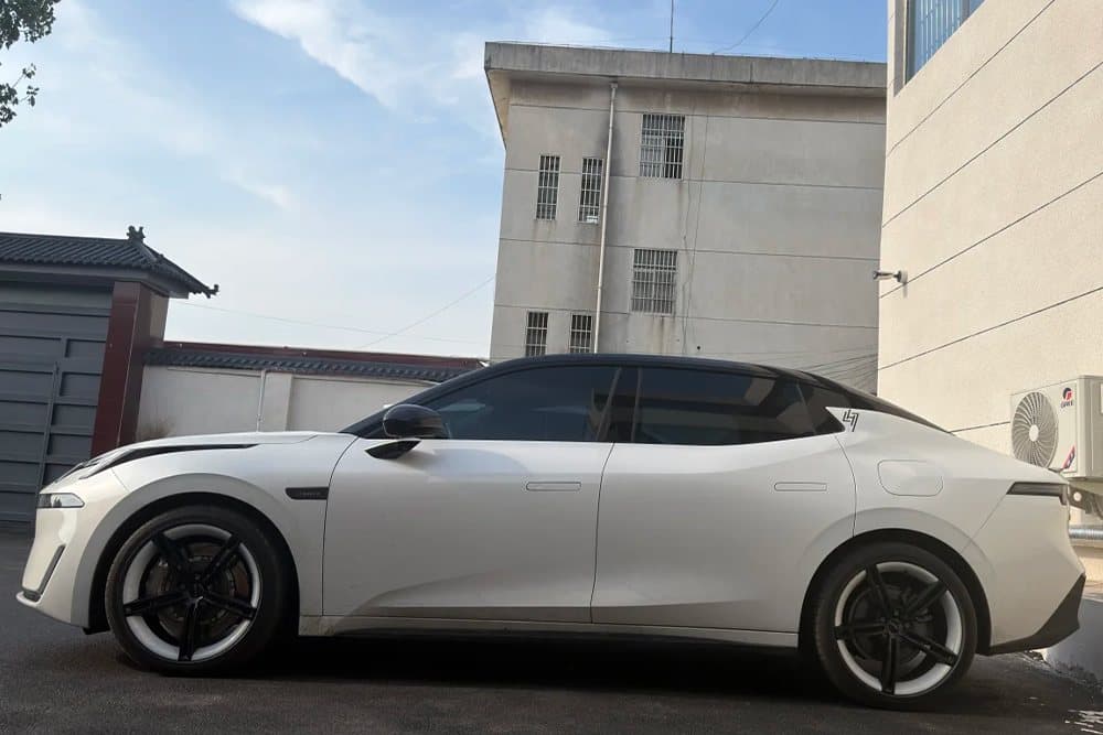 Lynk & Co 07 с тормозным комплектом SAVANINI