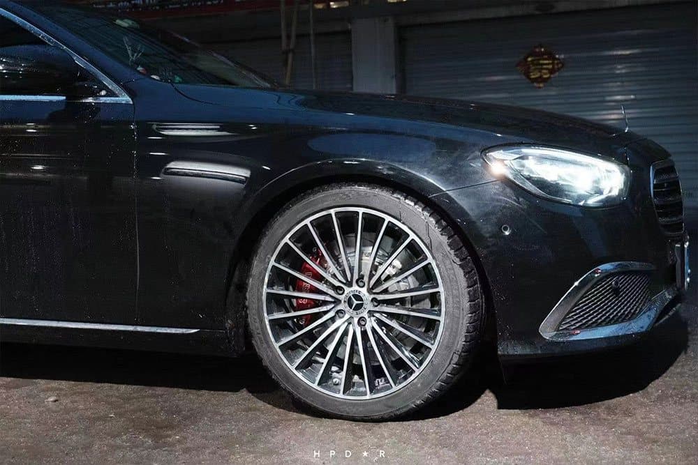 Mercedes-Benz E 300 с тормозным комплектом SAVANINI