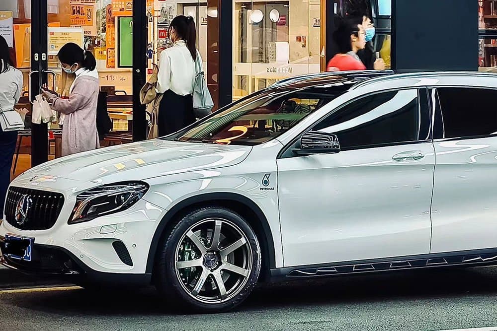 Mercedes-Benz GLA с тормозным комплектом SAVANINI