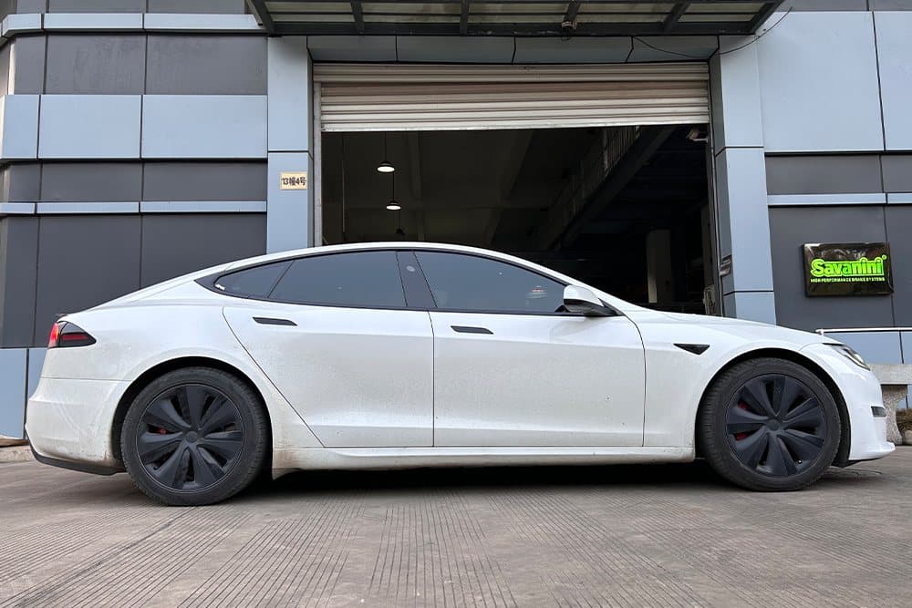 Tesla Model S с тормозным комплектом SAVANINI