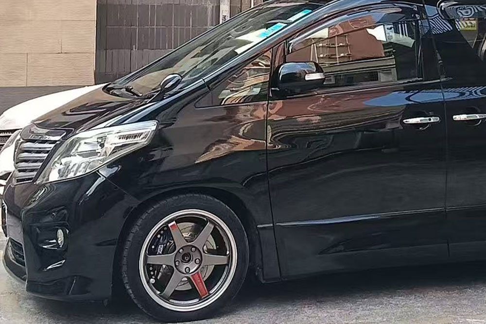 Toyota Alphard — установка SAVANINI