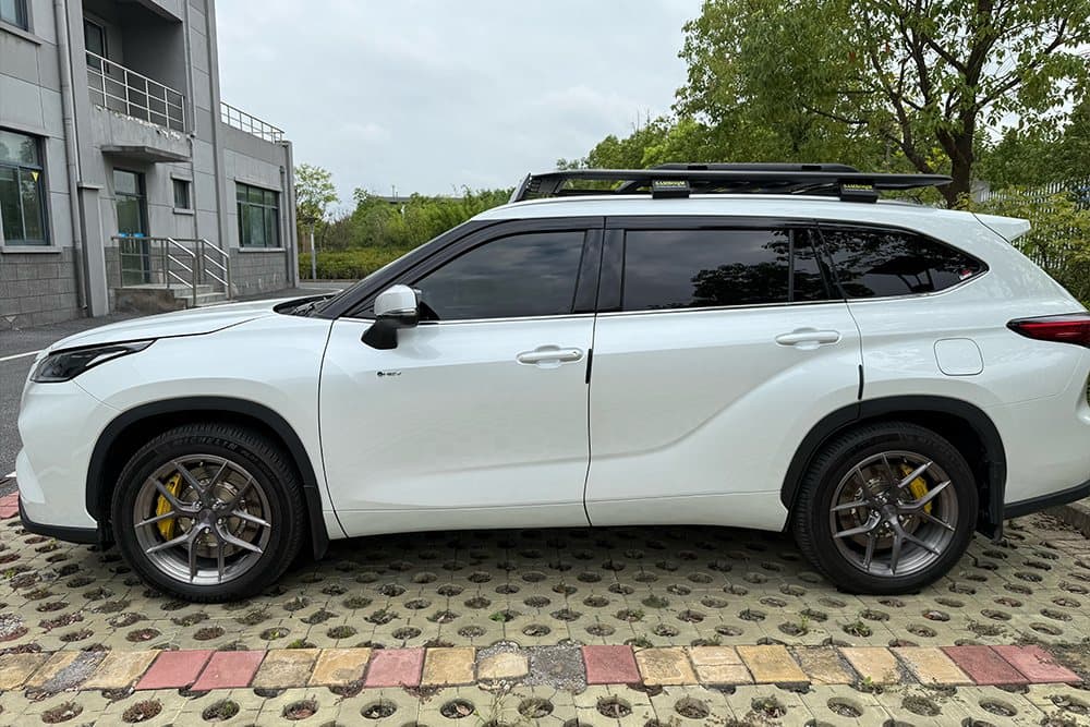 Toyota Highlander с тормозным комплектом SAVANINI
