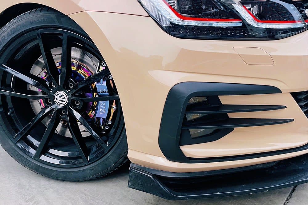 Volkswagen Golf с тормозным комплектом SAVANINI