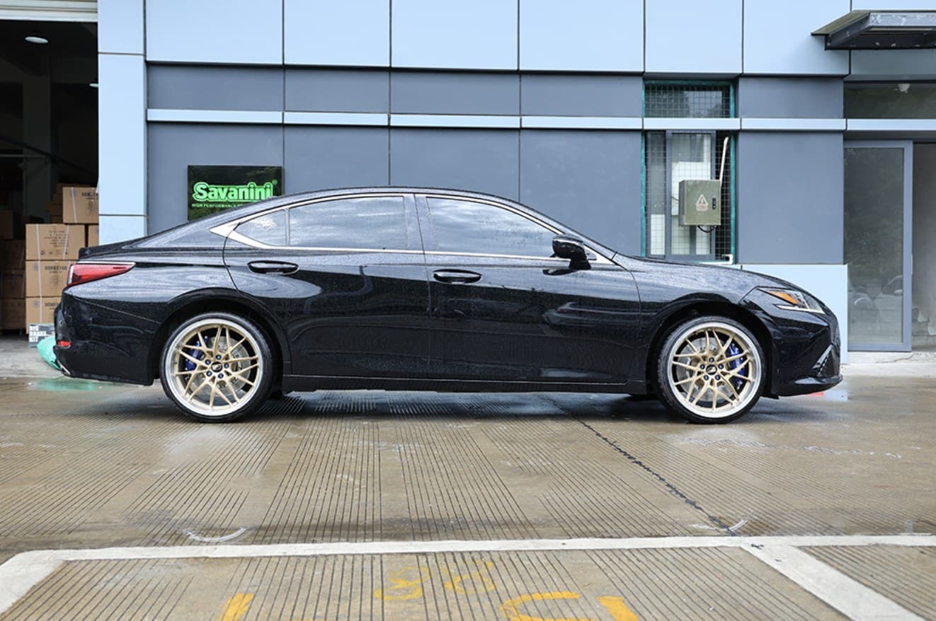 Lexus ES с тормозным комплектом SAVANINI