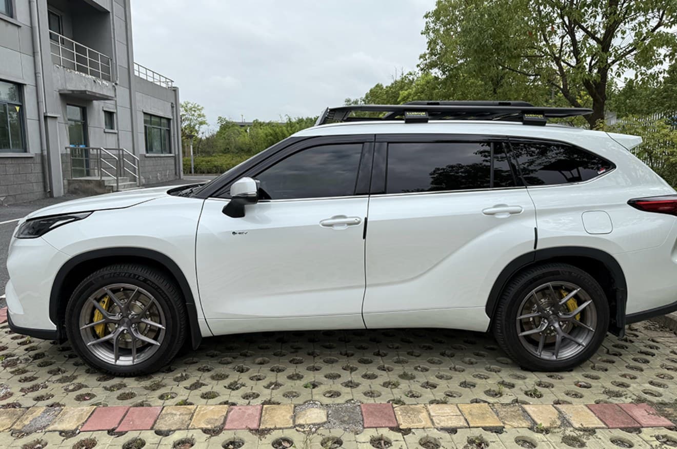 Toyota Highlander 2024 с тормозным комплектом SAVANINI