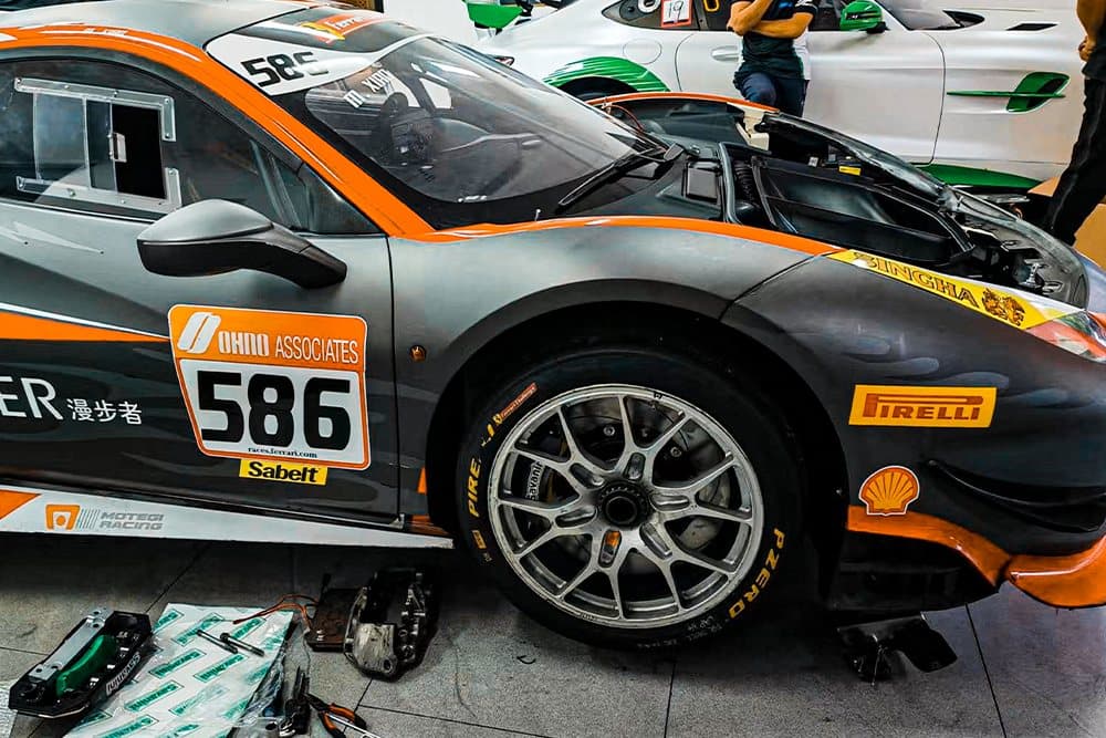 Ferrari 488 Challenge №586 на моноблоках SAVANINI R680A — боксы